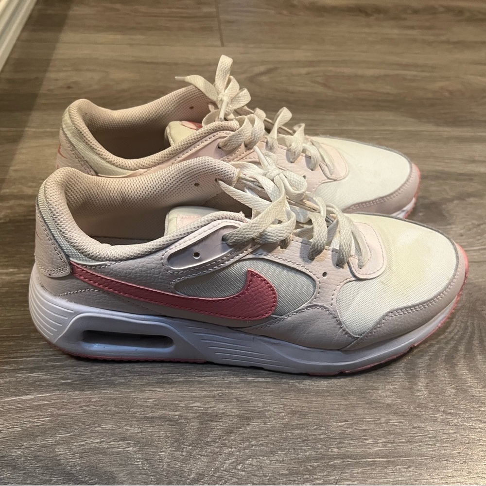 Nike air max
Women’s 9
Pregnant and shoes don’t fit